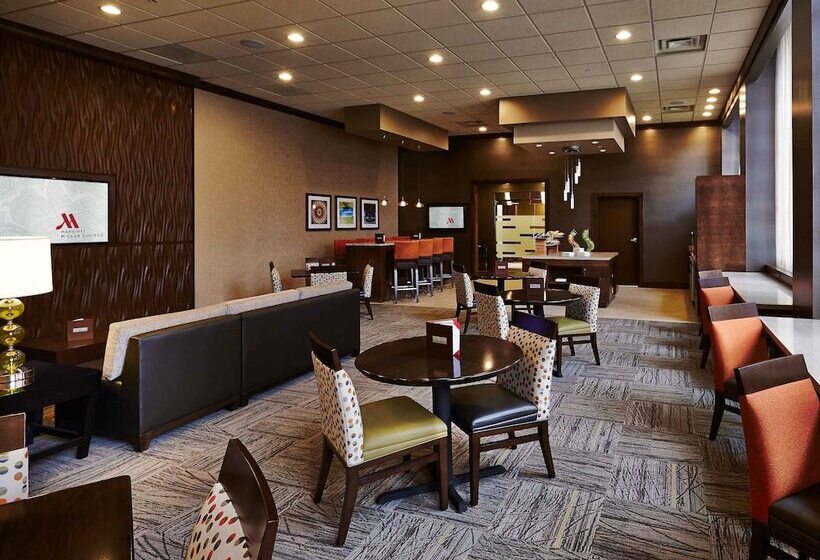 Номер Клуб, Columbus Airport Marriott