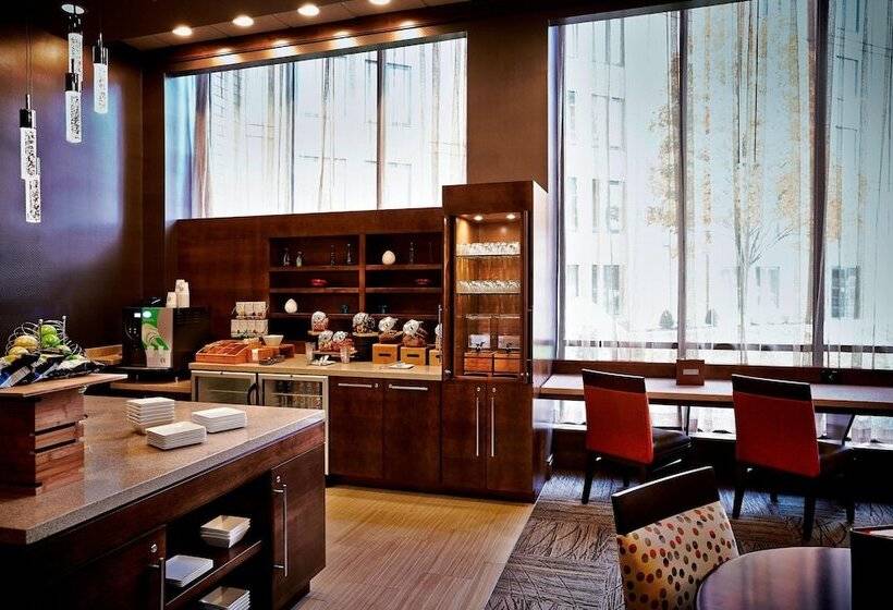 Номер Клуб, Columbus Airport Marriott