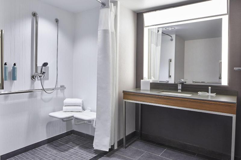 스탠다드 룸 킹사이즈 침대, Courtyard By Marriott Detroit Downtown