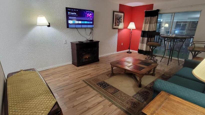 스위트 킹사이즈 침대, Ramada By Wyndham Mountain Home