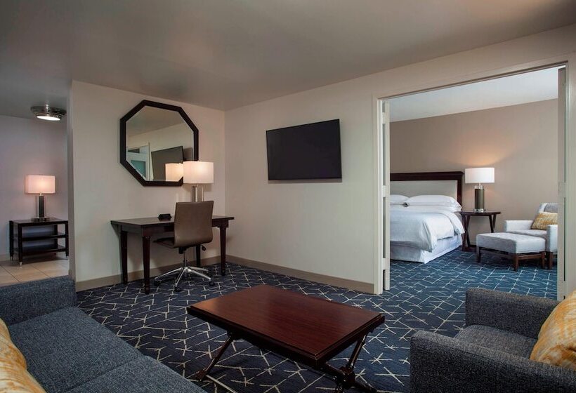 Люкс Клуб, Sheraton Norfolk Waterside