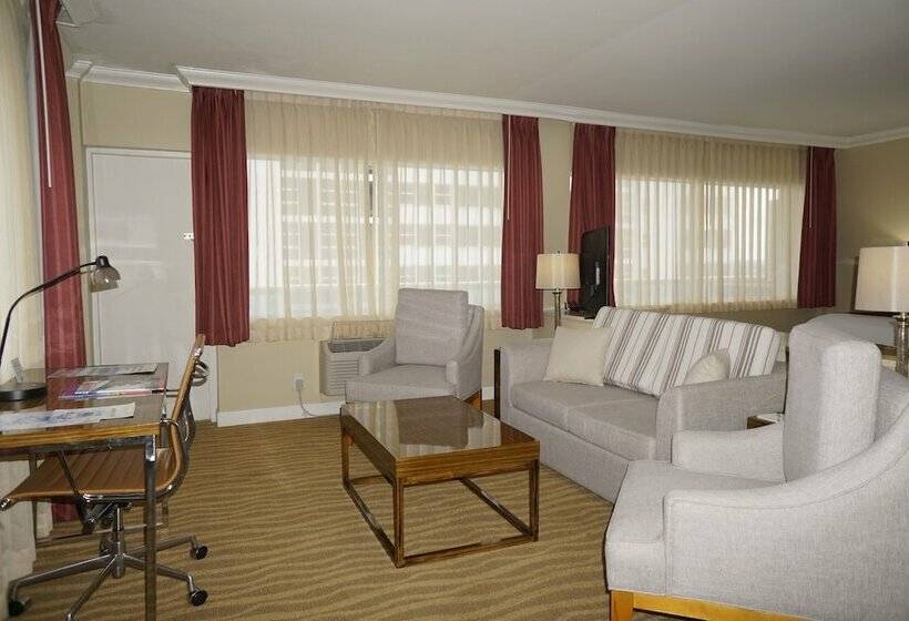 מיטת קינג בסוויטה, Ocean Sky Hotel & Resort