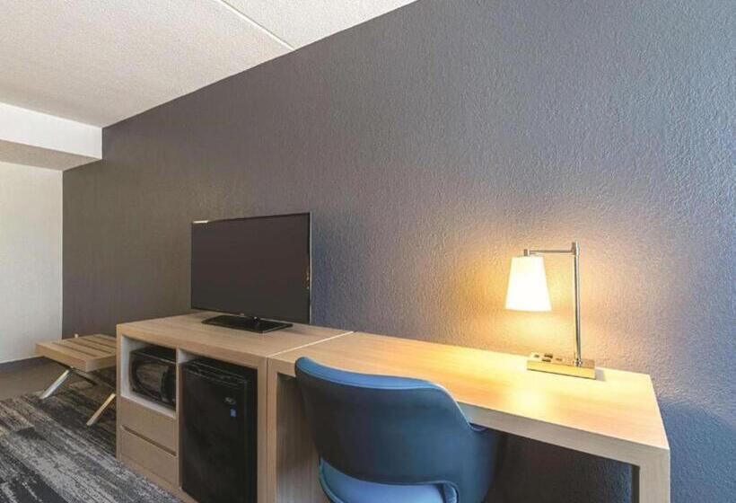 Люкс Deluxe Кровать Кинг, Baymont By Wyndham White Plains  Elmsford