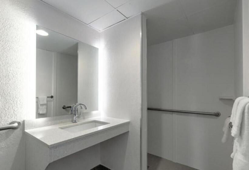 Люкс Deluxe Кровать Кинг, Baymont By Wyndham White Plains  Elmsford