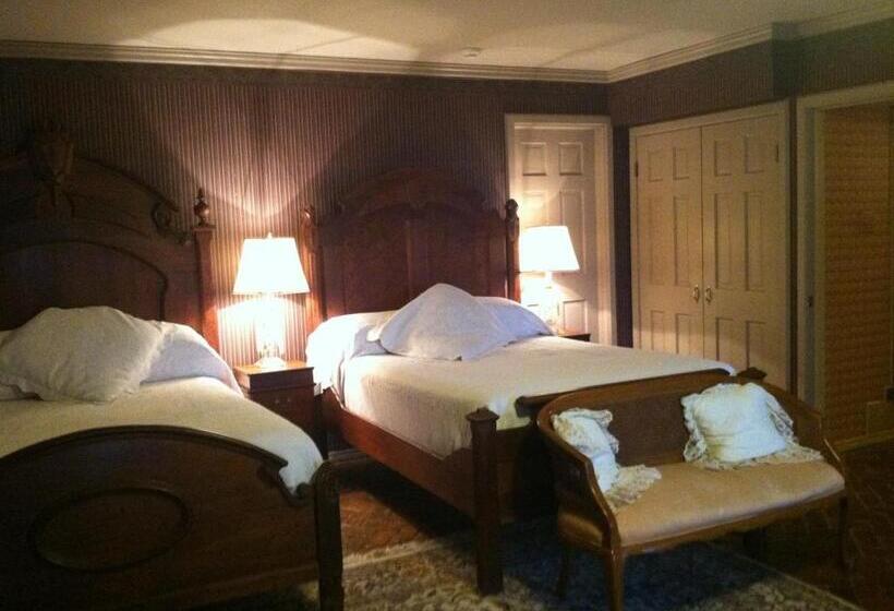 Четырехместный Номер Стандарт Вид на Сад, Corners Mansion Inn   A Bed And Breakfast