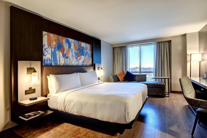 חדר סטנדרט עם מיטת קינג, Tulsa Marriott Southern Hills