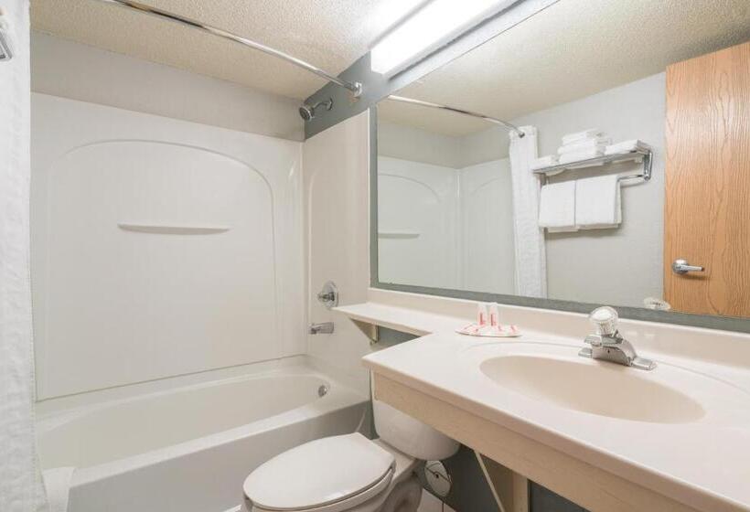 Люкс Deluxe Кровать Кинг, Super 8 By Wyndham Bloomington/airport