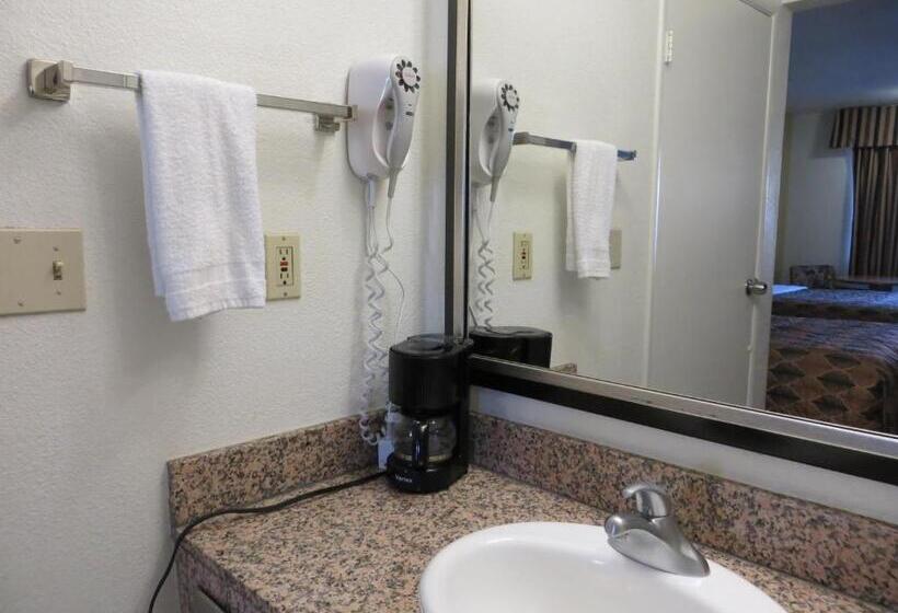 Люкс Deluxe Кровать Кинг, Travelodge By Wyndham Banning Casino And Outlet Mall