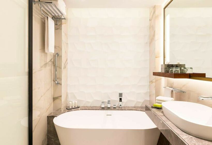 Номер Deluxe Вид на Сад, Le Méridien Dubai Hotel & Conference Centre