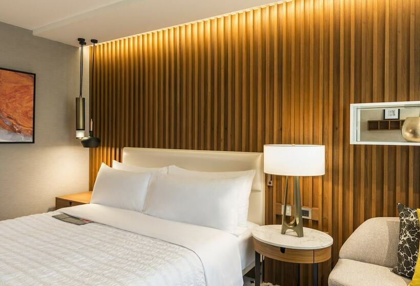 Номер Superior Вид на Бассейн, Le Méridien Dubai Hotel & Conference Centre
