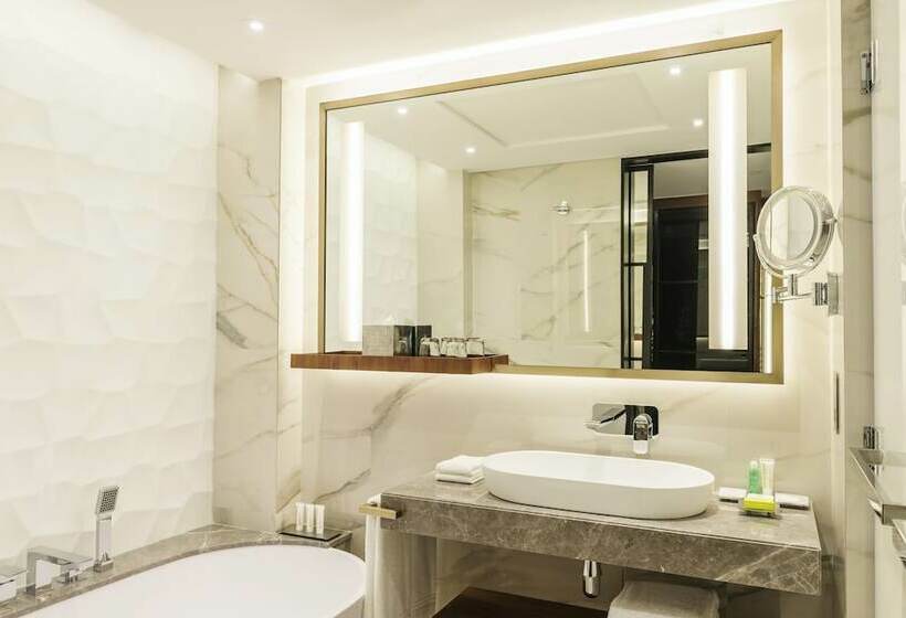 Номер Superior Вид на Бассейн, Le Méridien Dubai Hotel & Conference Centre