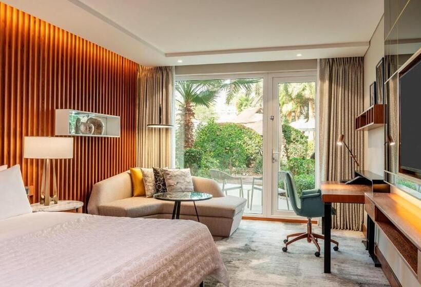 Номер Deluxe Вид на Сад, Le Méridien Dubai Hotel & Conference Centre