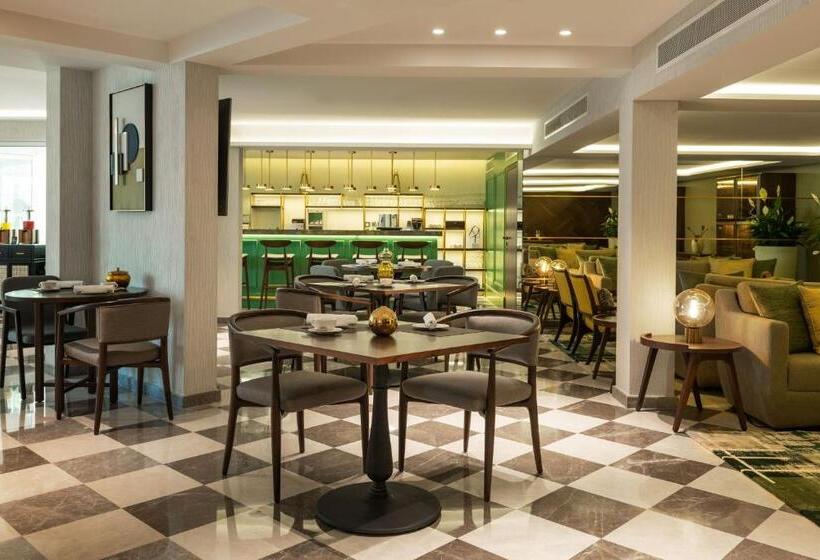 Клубный номер с видом на сад, Le Méridien Dubai Hotel & Conference Centre