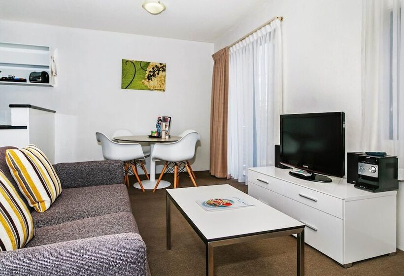 استودیوی استاندارد, Breakfree Adelaide