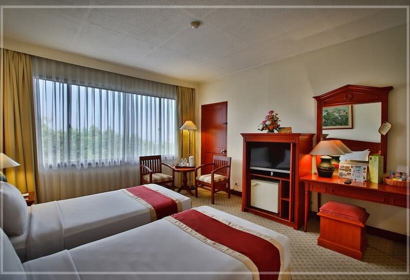 Номер Deluxe, The Jayakarta Suites Bandung