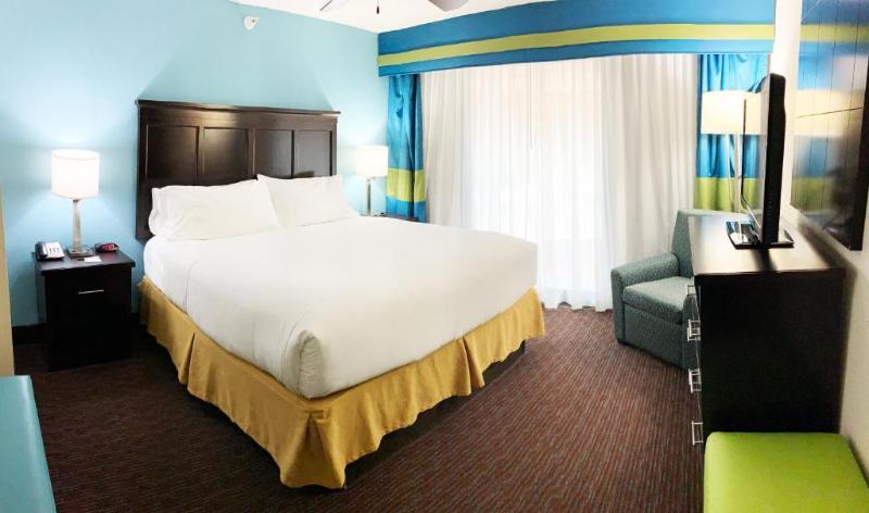 מיטת קינג בסוויטה, Holiday Inn Express Hotel & Suites Gainesville By Ihg