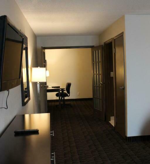 キングサイズベッドのスイートルーム, Ramada Plaza By Wyndham Niagara Falls