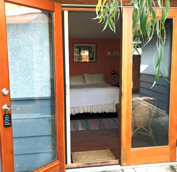 Студия Стандарт, Wisteria Guest House