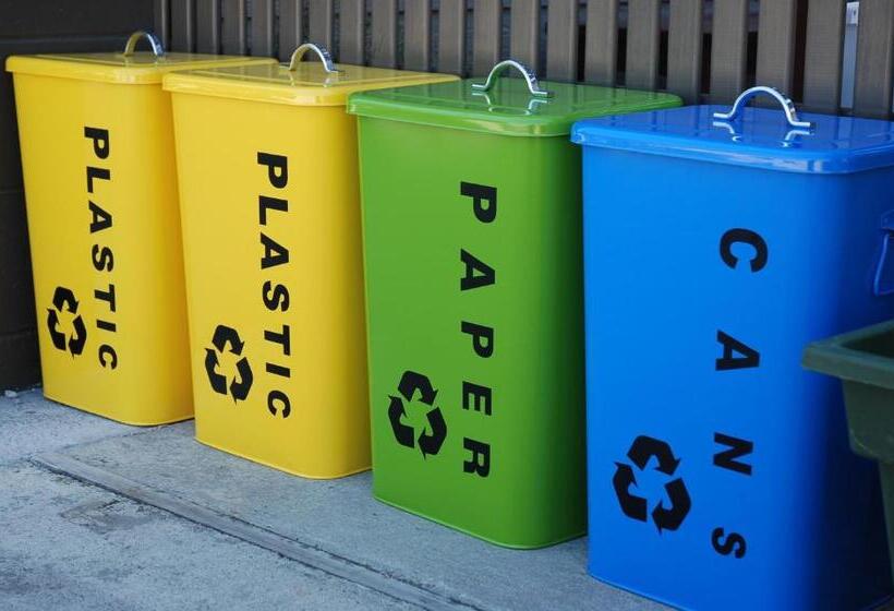 דירת חדר, Almond Court Motel