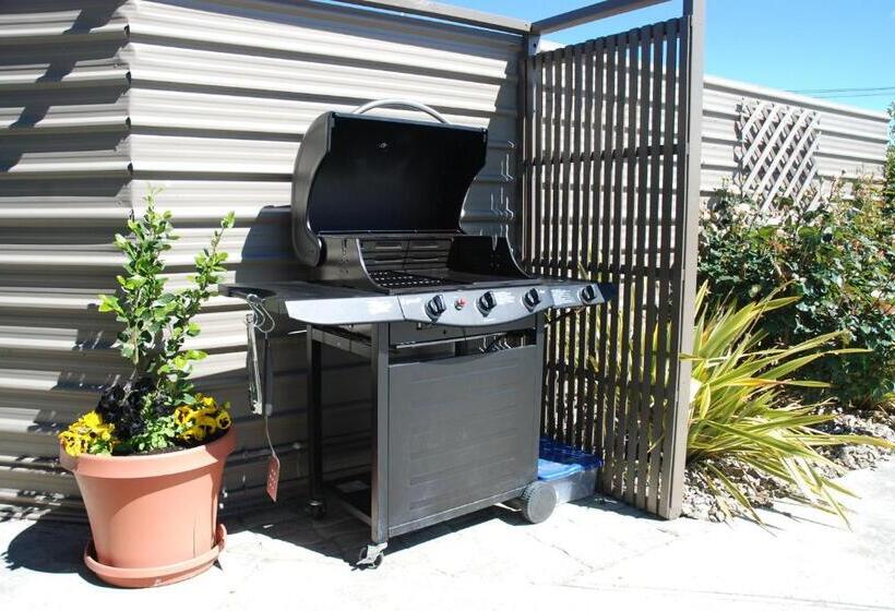 דירת שני חדרים, Almond Court Motel