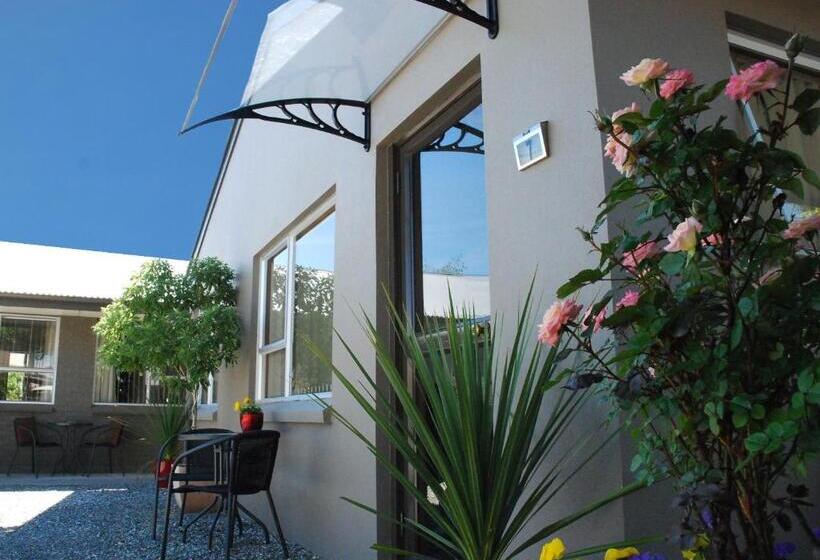 דירת חדר, Almond Court Motel