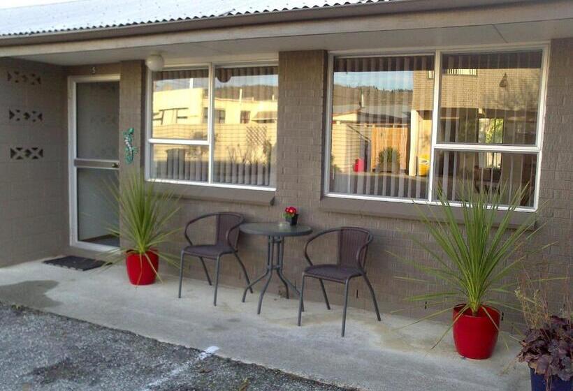 דירת חדר, Almond Court Motel