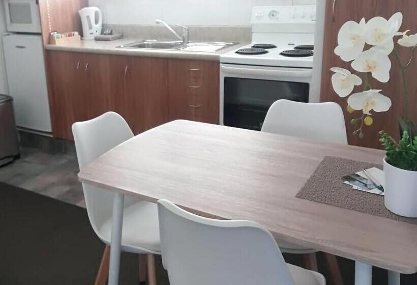 דירת חדר, Almond Court Motel