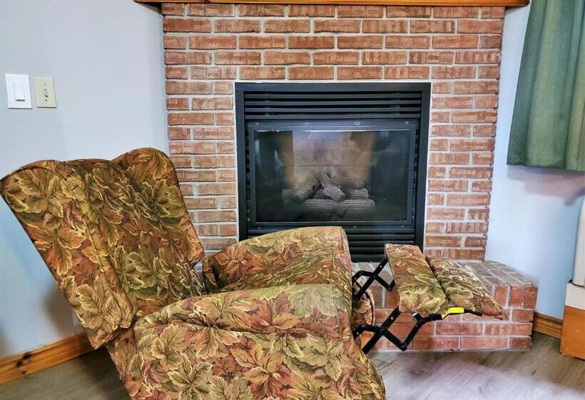 Люкс, Knights Inn Colonial Fireside Inn