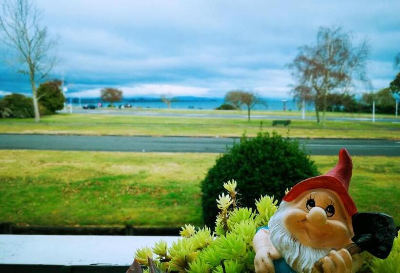 2 Bedrooms Apartment Lake View, Le Chalet Suisse Motel Taupo