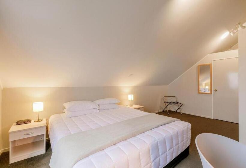 2 Bedrooms Apartment Lake View, Le Chalet Suisse Motel Taupo