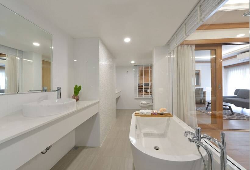 Люкс, The Beverly Hotel Pattaya