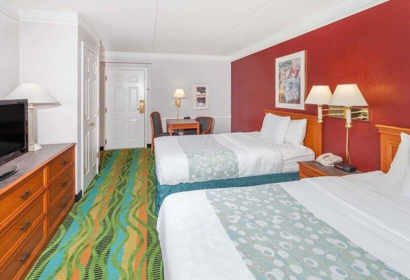 ２ダブルベッドのスタンダードルーム, Days Inn & Suites By Wyndham Arlington Heights