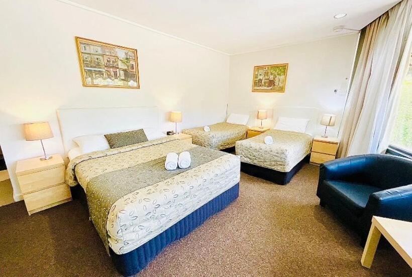 Семейный Номер, Connells Motel & Serviced Apartments