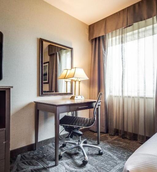 سوییت, Monte Carlo Inn Airport Suites