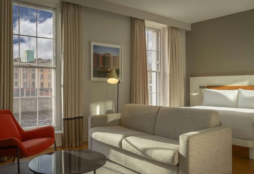 带大床的小型套房, The Morrison Dublin, Curio Collection By Hilton