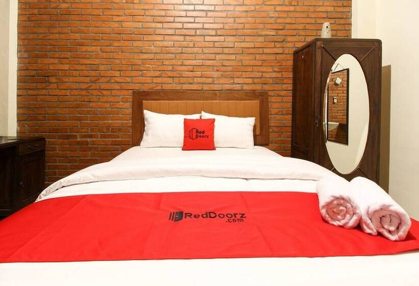 Номер Deluxe, Reddoorz Near Amikom Yogyakarta 2