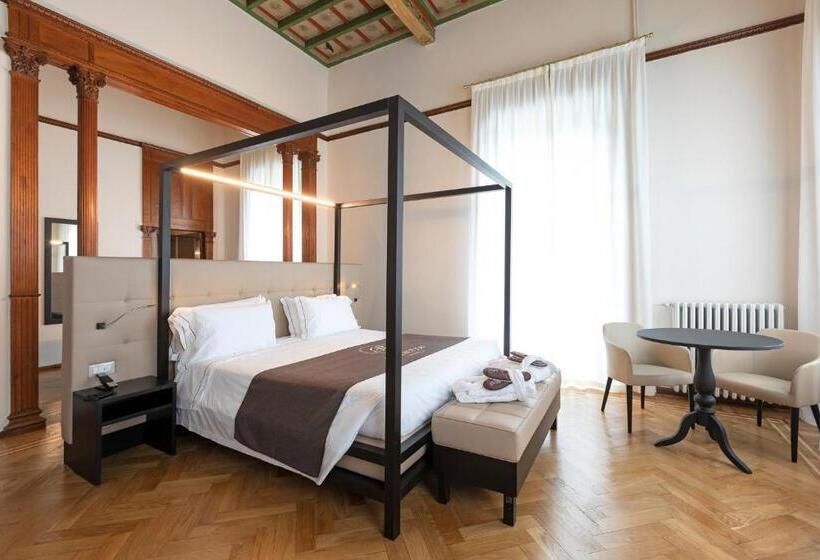 Suite with lake view, Villa Cipressi, By R Collection Hotels