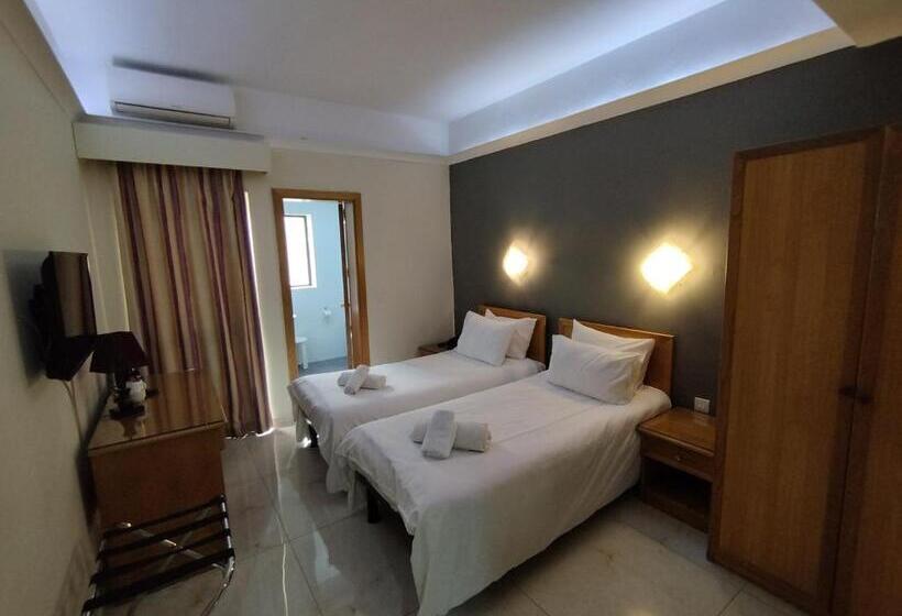 اتاق استاندارد با بالکن, The Windsor