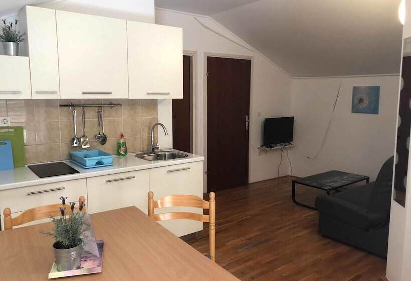 شقة غرفتين نوم مزودة بشُرفة, Apartments Ana & Ita