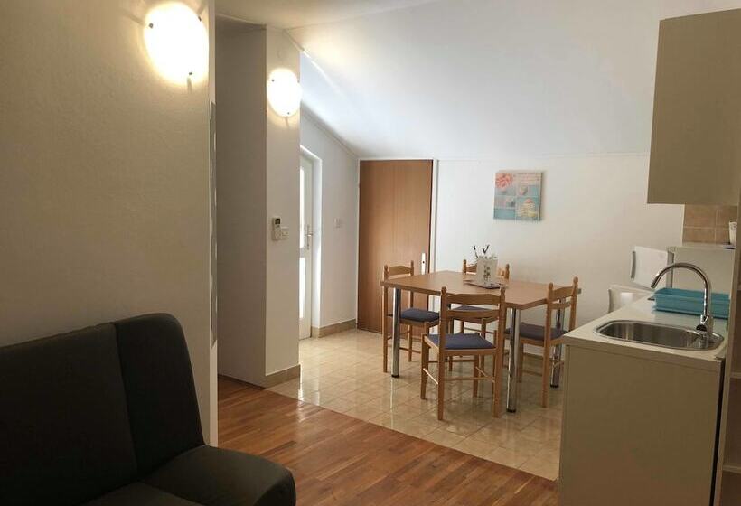 شقة غرفتين نوم مزودة بشُرفة, Apartments Ana & Ita