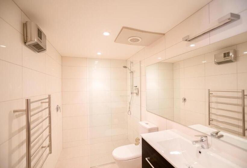 발코니가 있는 2 베드룸 아파트, Cranbury Court Apartments