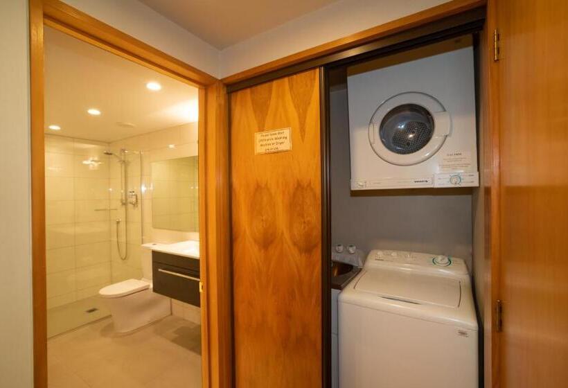 발코니가 있는 2 베드룸 아파트, Cranbury Court Apartments