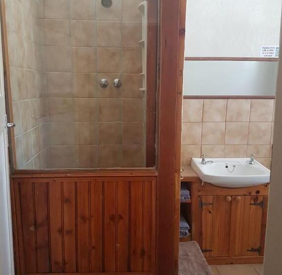 Семейный Номер, Trackers Inn
