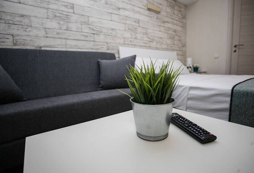 四人标准间, Station   Hostel
