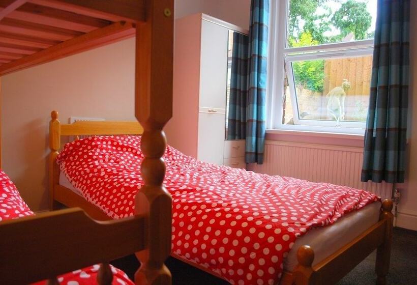 اتاق استاندارد سه تخته با سرویس بهداشتی مشترک, Clift Guest House