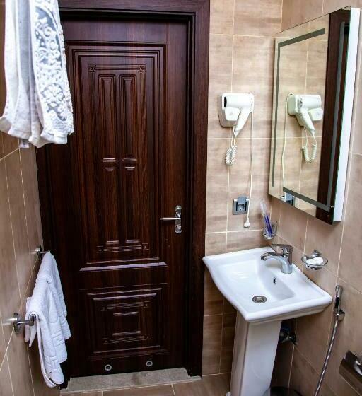 חדר סטנדרט לארבעה, Mildom Hotel Baku