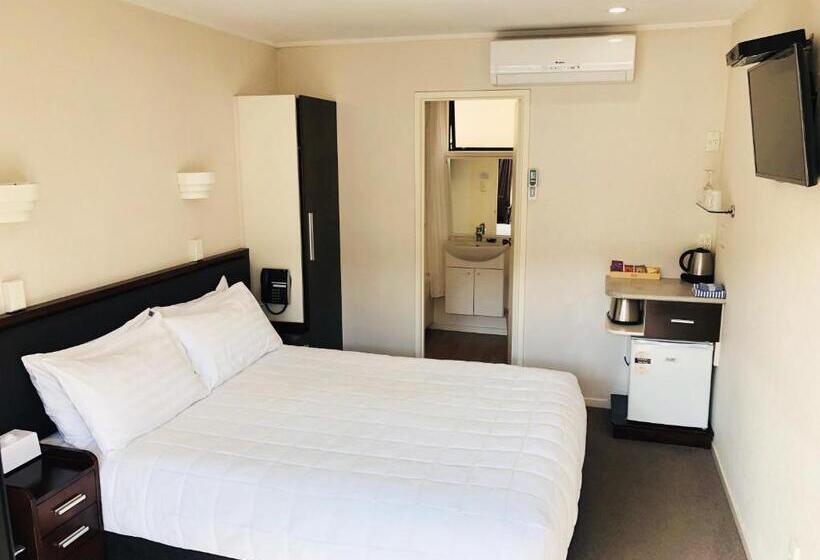 이그제큐티브 스튜디오, Tudor Court Motor Lodge