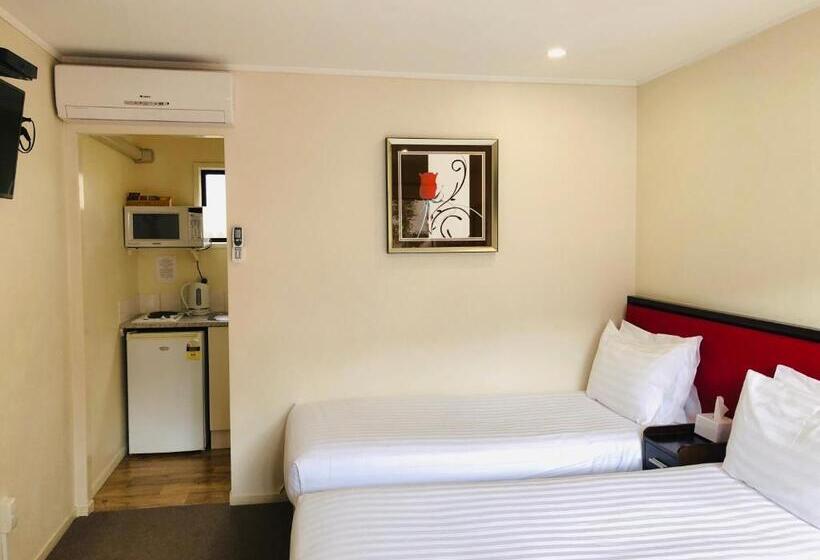 스탠다드 스튜디오, Tudor Court Motor Lodge