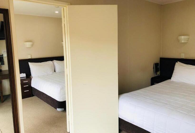 패밀리 룸, Tudor Court Motor Lodge