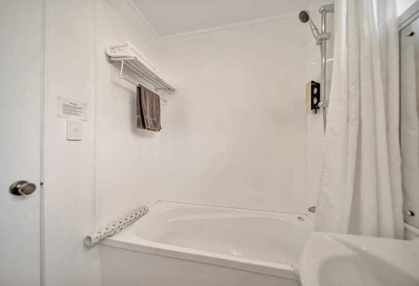 패밀리 룸, Tudor Court Motor Lodge